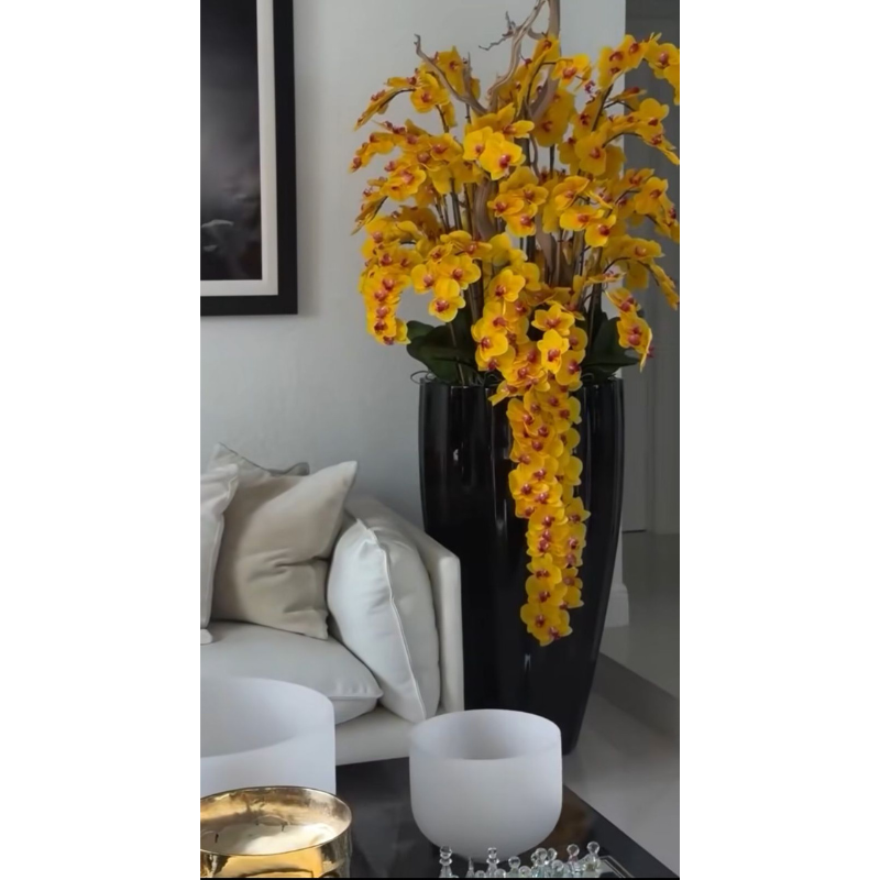 San Jose Vase in sandigem Beige mit weißen Orchideen im Wasserfall-Design