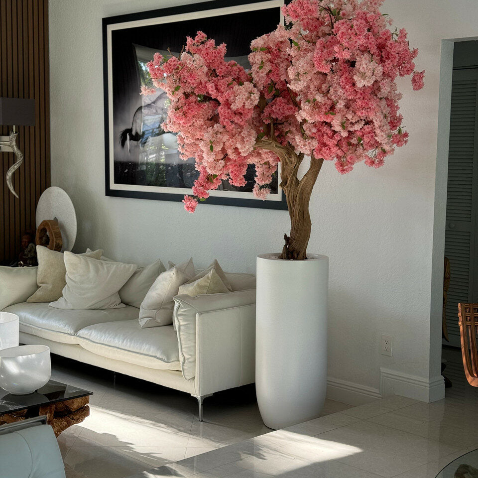 Matte weiße St. Tropez-Vase mit personalisierten rosa Kirschblüten