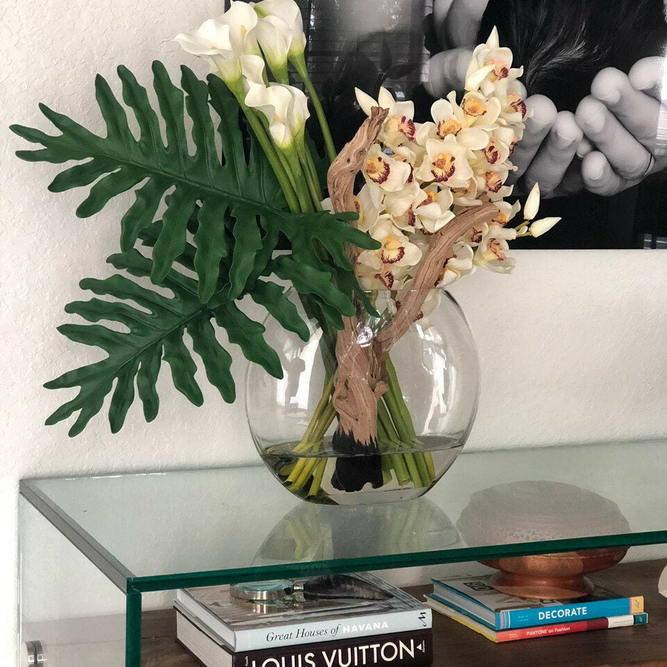 Mondvase mit Cymbidium-Orchideen und Calla-Lilien