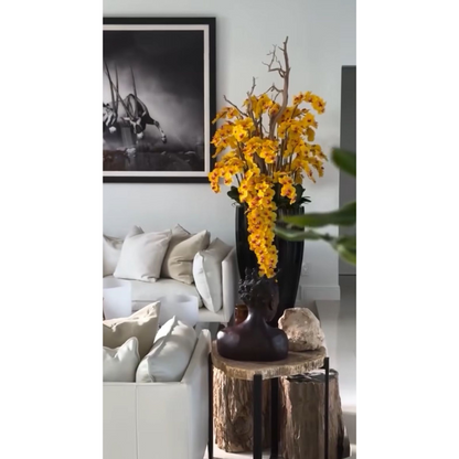 San Jose Vase in sandigem Beige mit weißen Orchideen im Wasserfall-Design