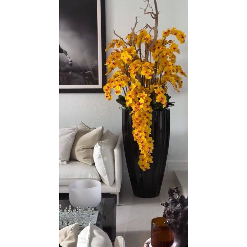 San Jose Vase in sandigem Beige mit weißen Orchideen im Wasserfall-Design
