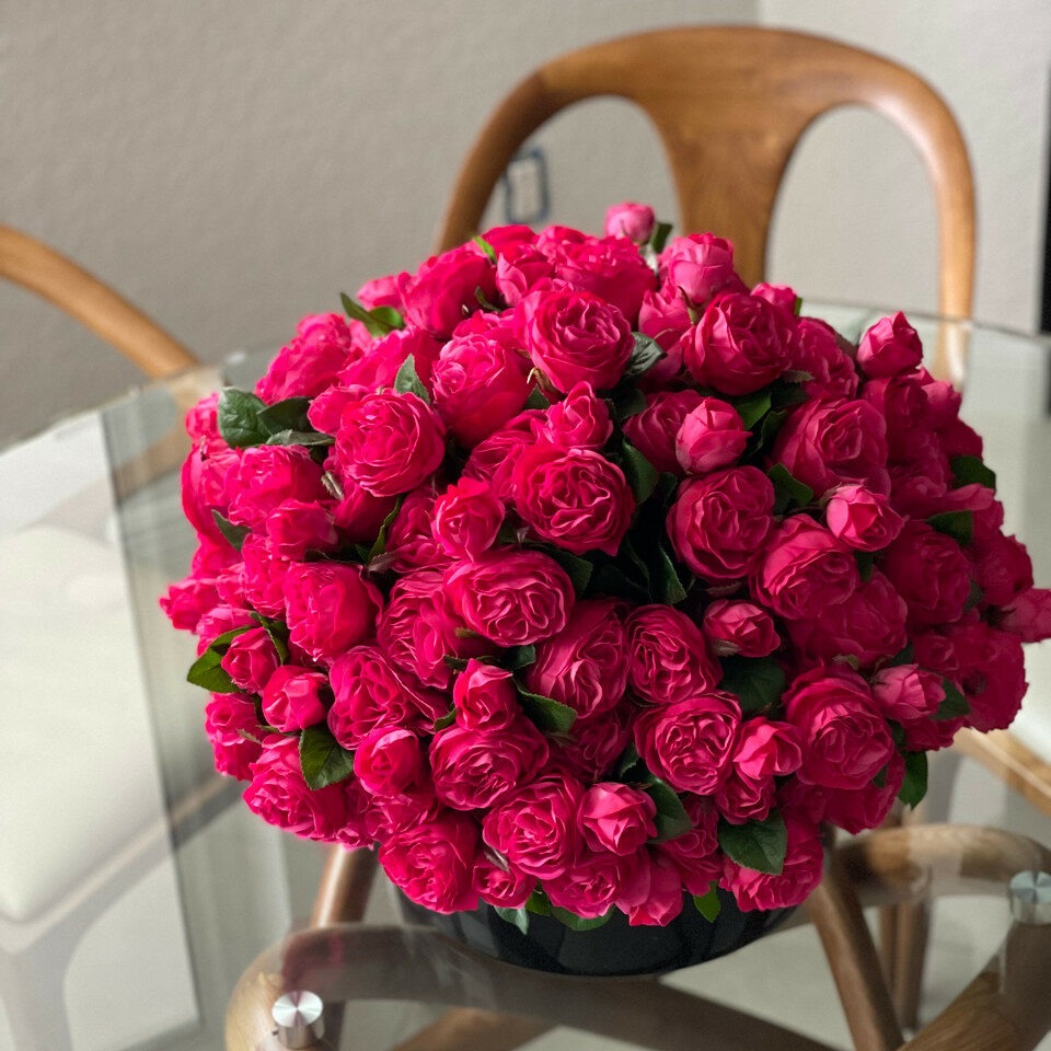 Dunkelrosa englische Rosen in schwarzer Glasvase