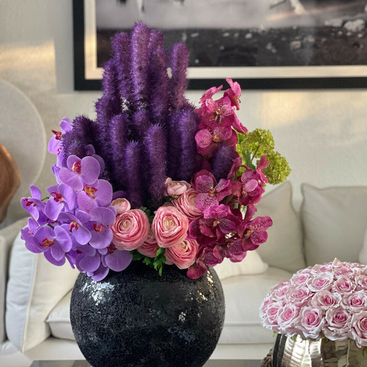 Schwarze Mosaikvase mit Liatris und Orchideen
