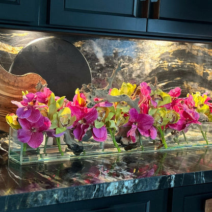 Moderne Hausvase aus Glas mit rosa Vanda-Orchideen und grünen Cymbidien