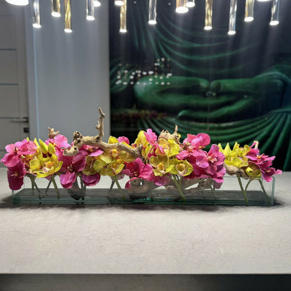 Moderne Hausvase aus Glas mit rosa Vanda-Orchideen und grünen Cymbidien
