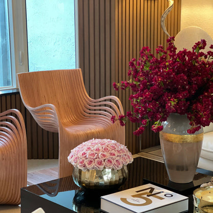 Vase „Göttin“ mit burgunderroten Kirschblüten
