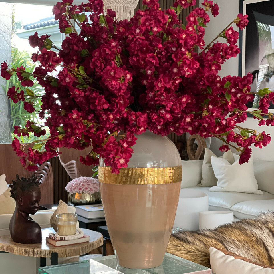 Vase „Göttin“ mit burgunderroten Kirschblüten