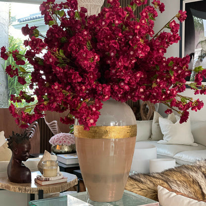 Vase „Göttin“ mit burgunderroten Kirschblüten