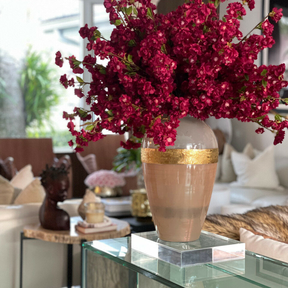 Vase „Göttin“ mit burgunderroten Kirschblüten