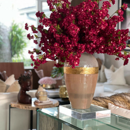 Vase „Göttin“ mit burgunderroten Kirschblüten