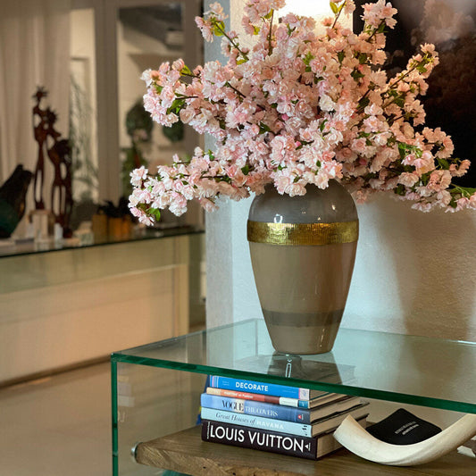 Vase „Göttin“ mit rosa Kirschblüten