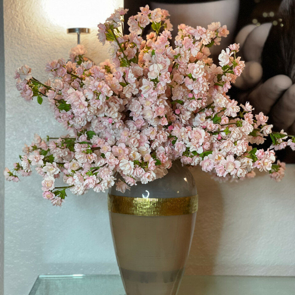 Vase „Göttin“ mit rosa Kirschblüten