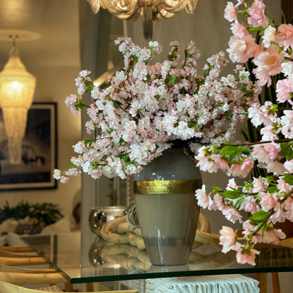 Vase „Göttin“ mit rosa Kirschblüten
