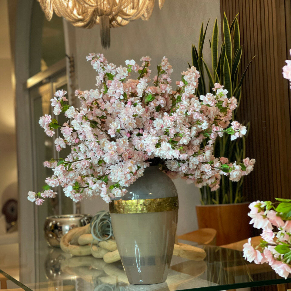 Vase „Göttin“ mit rosa Kirschblüten