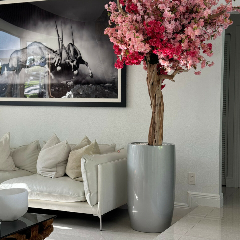 Lissabon-Vase in glänzendem Silber mit personalisierten dreifarbigen rosa Kirschblüten