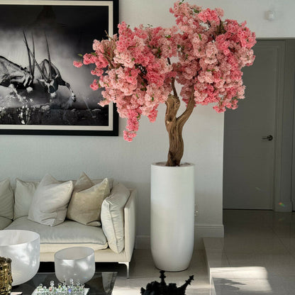 Matte weiße St. Tropez-Vase mit personalisierten rosa Kirschblüten