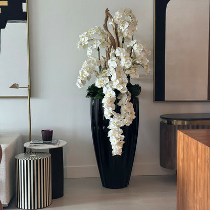 San Jose Vase in glänzendem Schwarz mit hängenden gelben Orchideen
