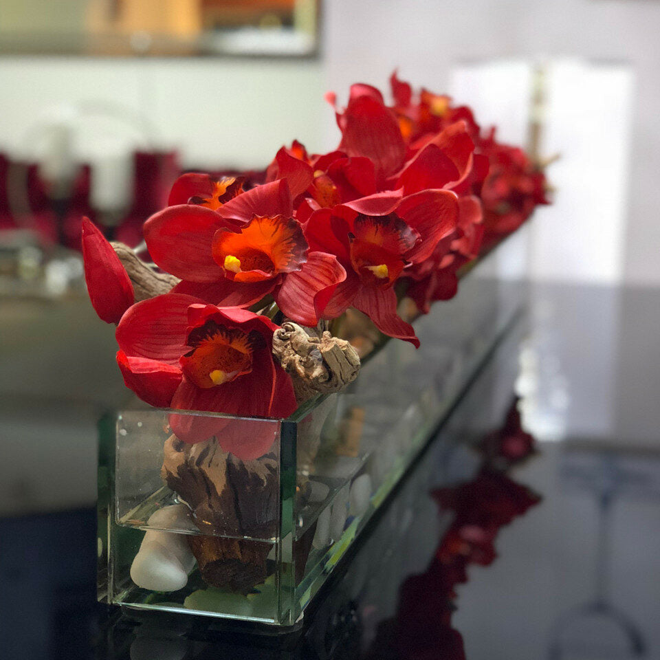 Moderne Hausvase aus Glas mit roten Cymbidien