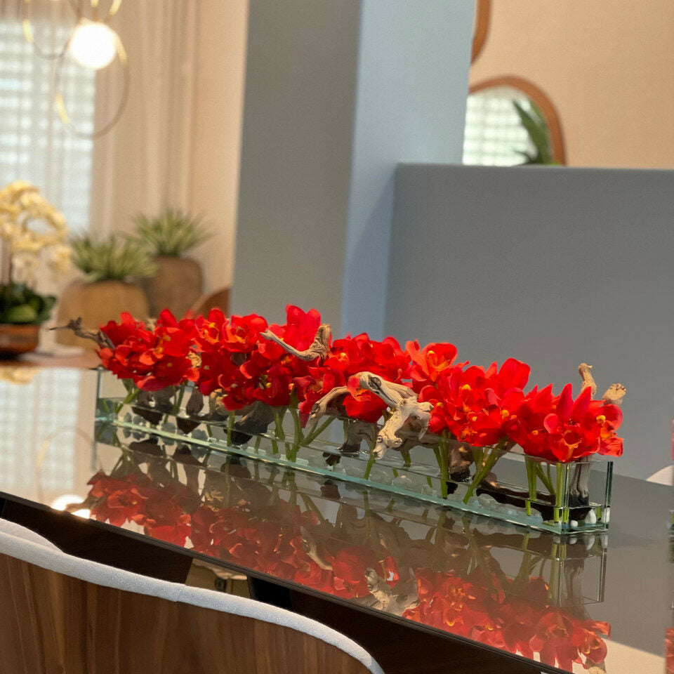 Moderne Hausvase aus Glas mit roten Cymbidien