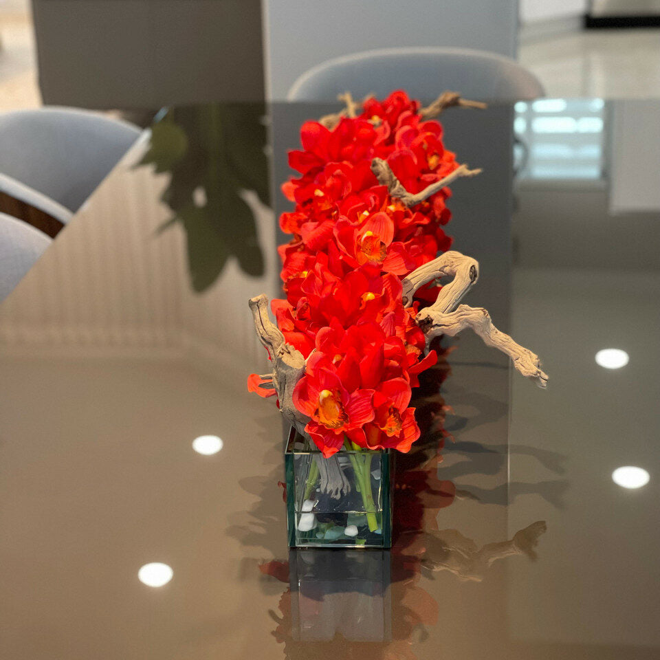 Moderne Hausvase aus Glas mit roten Cymbidien