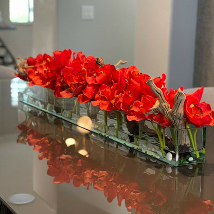 Moderne Hausvase aus Glas mit roten Cymbidien