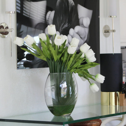 Mondvase mit weißen Tulpen