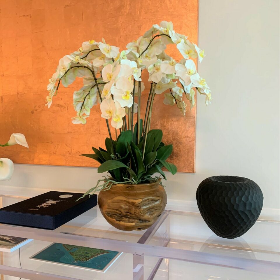 Große Schale aus Teakholz mit weißen Orchideen