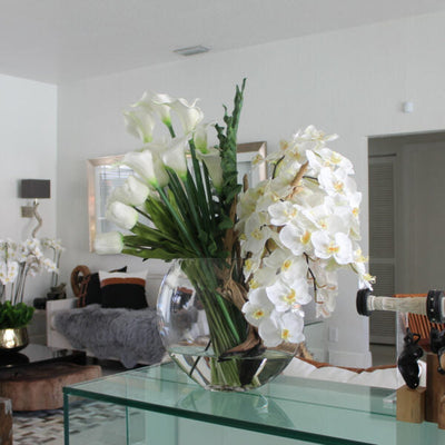Moone mit gemischtem Blumenstrauß Vasen