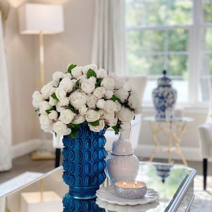 Weiße englische Rosen in blauer strukturierter Vase