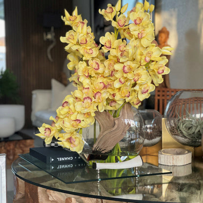 Gelbe Cymbidium-Orchideen in Mondvase