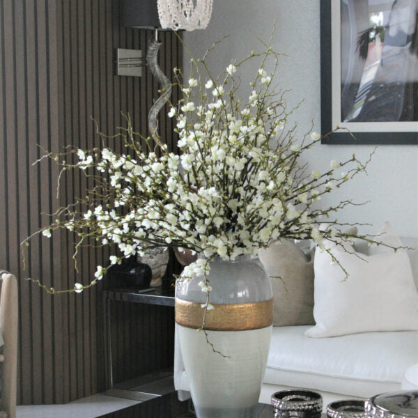 Vase „Göttin“ mit Kirschblütenzweigen