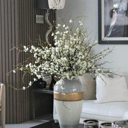 Vase „Göttin“ mit Kirschblütenzweigen