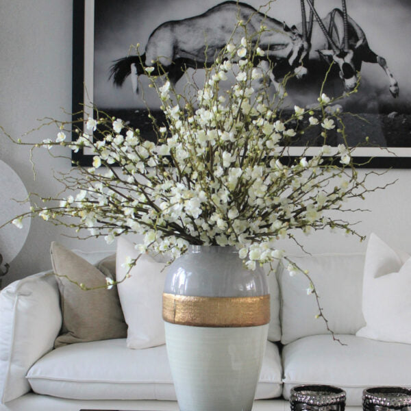 Vase „Göttin“ mit Kirschblütenzweigen