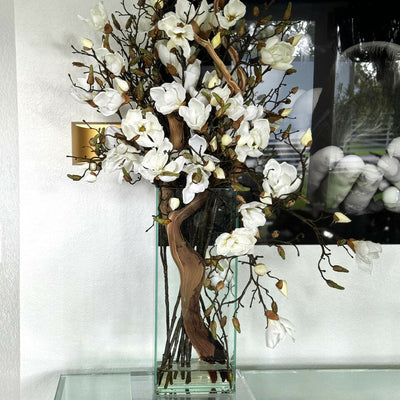 Weiße Magnolienvase in einem 50 cm hohen modernen Zuhause