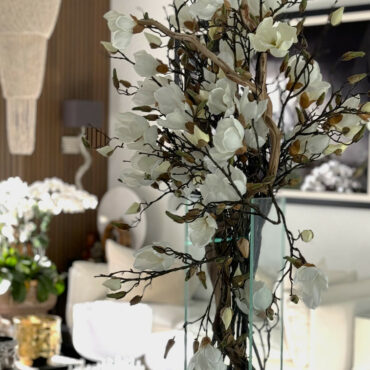 Weiße Magnolienvase in einem 50 cm hohen modernen Zuhause