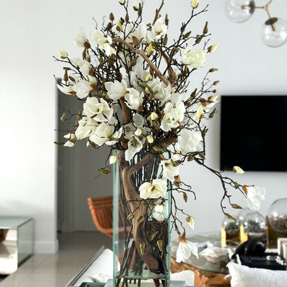 Weiße Magnolienvase in einem 50 cm hohen modernen Zuhause