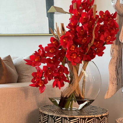 Rote Cymbidium-Orchideen im Mond-Pflanzgefäß