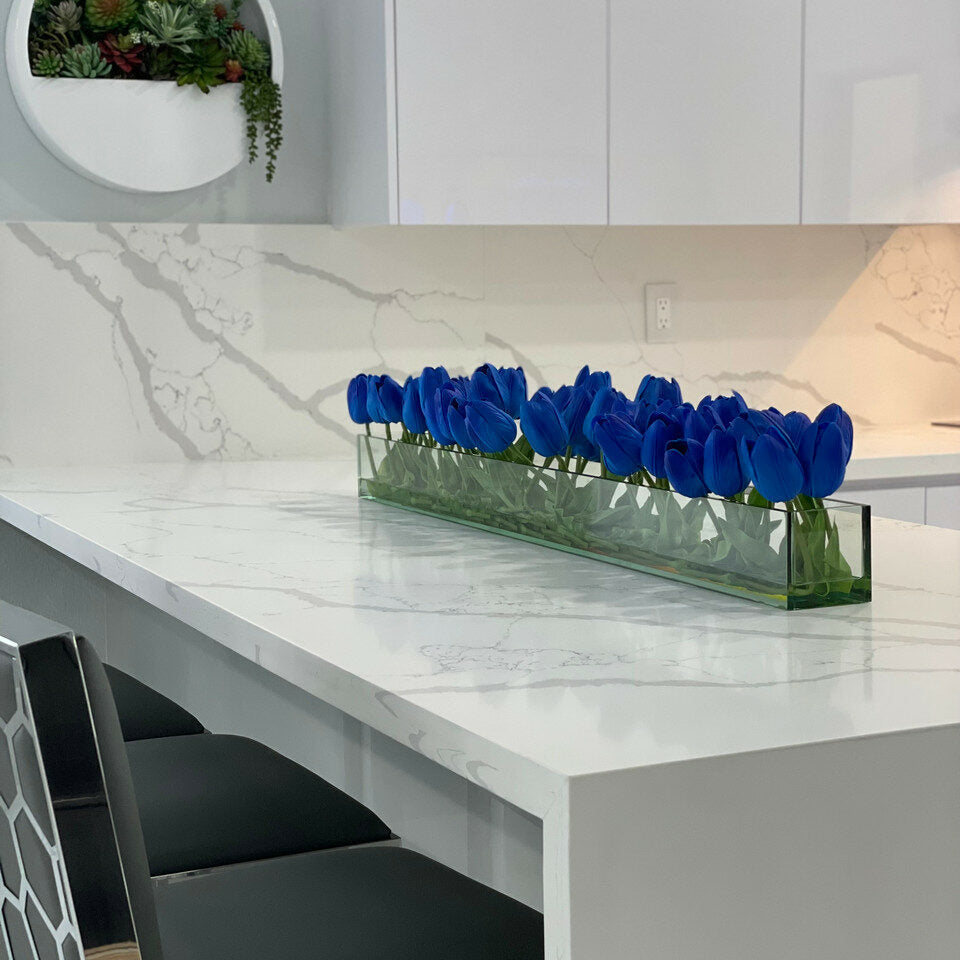 Moderne Glasvase mit blauen Tulpen