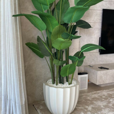 Santa Barbara Pflanztopf in Mattbeige mit Paradiesvogelblume
