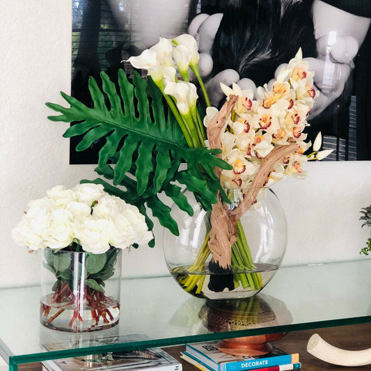 Mondvase mit Cymbidium-Orchideen und Calla-Lilien